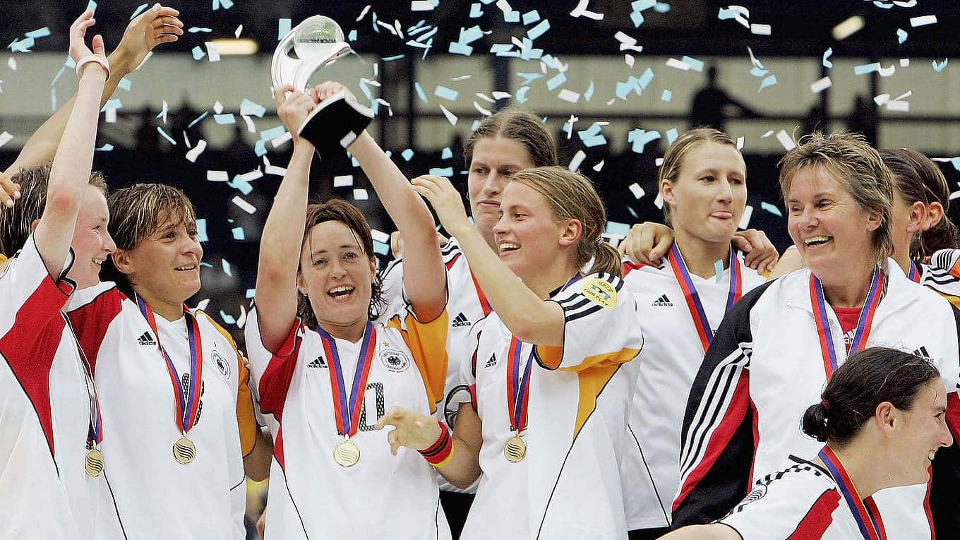 maedchen siegerehrung pokal siegerin Renate Lingor - SPORT SPEAKER